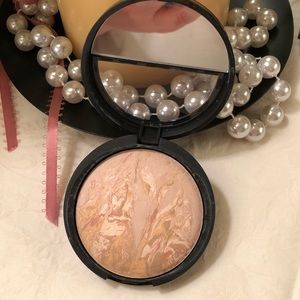 Laura Geller: Balance-n-Brighten in shade of Fair